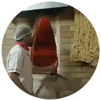 در طباخی شاهگوش، نانهایی که همراه غذا سرو میشود، همواره تازه و داغ است تا تجربه خوردن غذا رو لذتبخشتر کنه. هیچ چیزی مثل نان تازه با کلهپاچه داغ نمیچسبه!