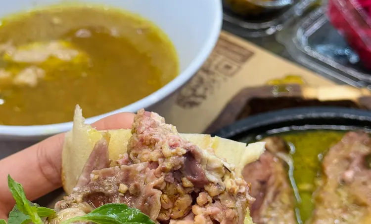 آبگوشت سنتی شاهگوش